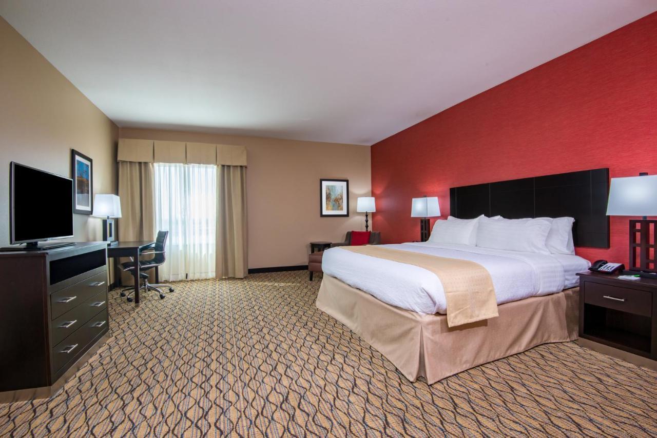 Holiday Inn Salina By Ihg Екстериор снимка