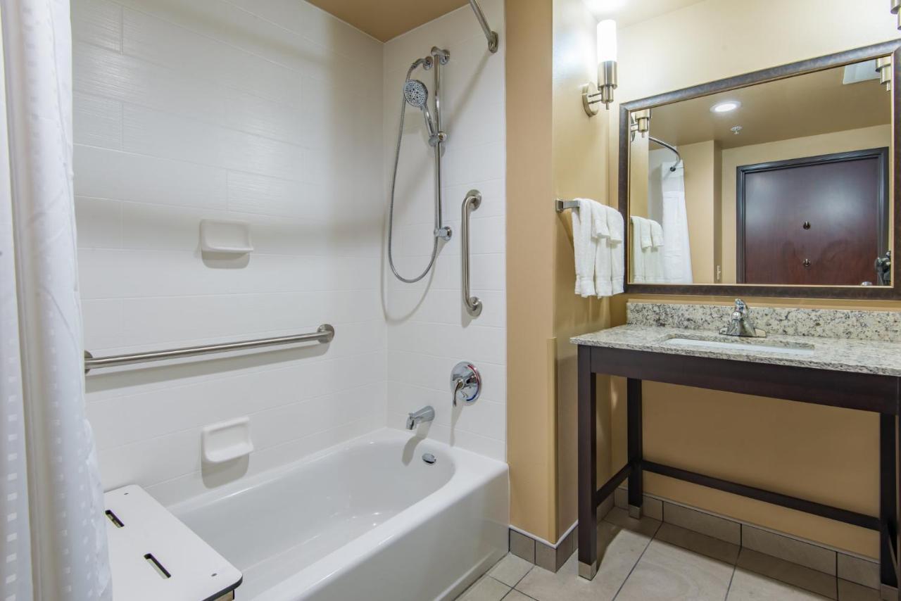 Holiday Inn Salina By Ihg Екстериор снимка