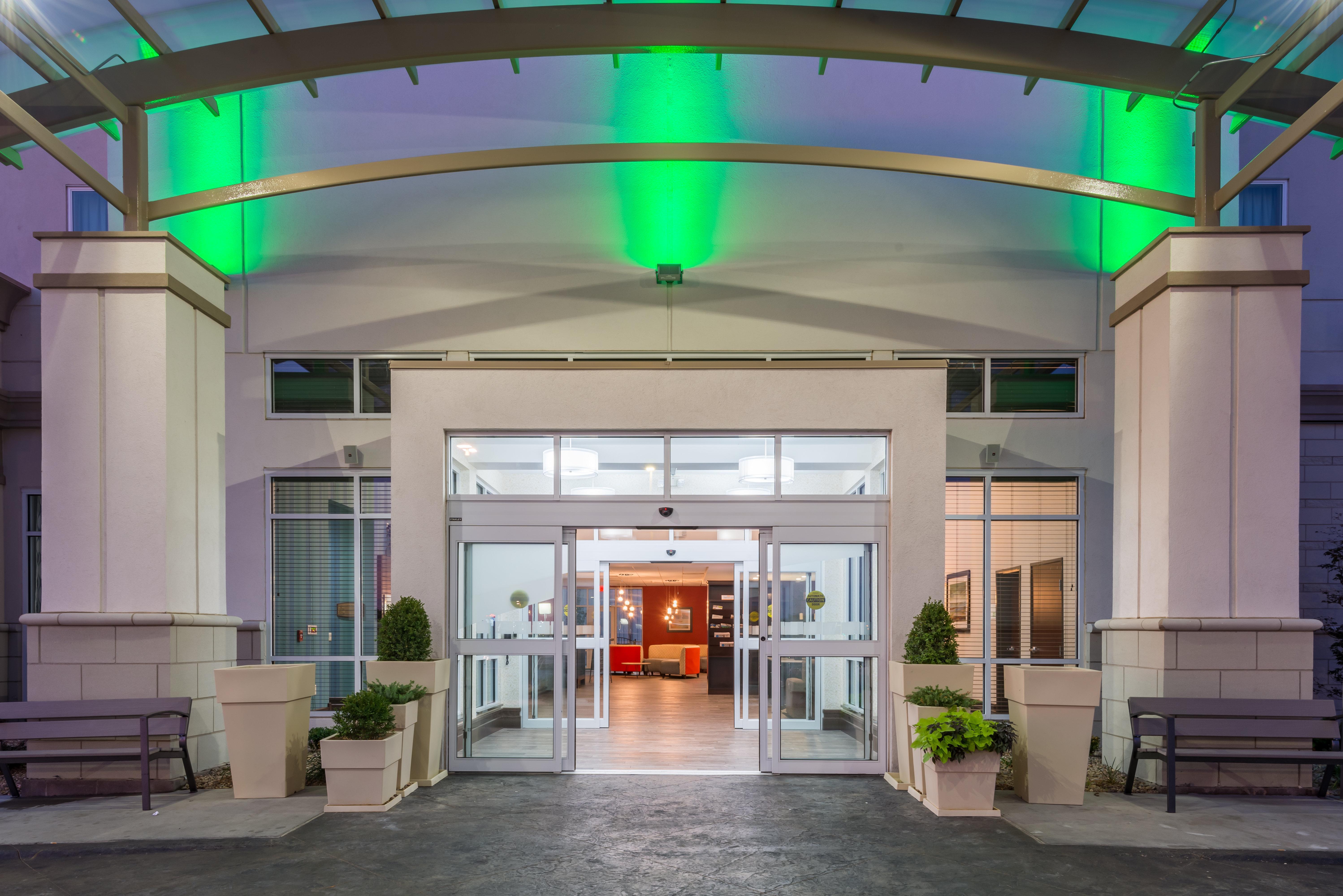 Holiday Inn Salina By Ihg Екстериор снимка