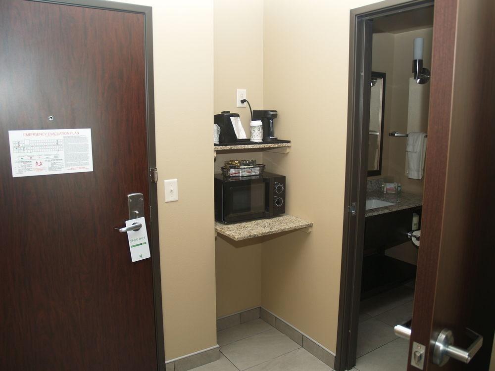 Holiday Inn Salina By Ihg Екстериор снимка