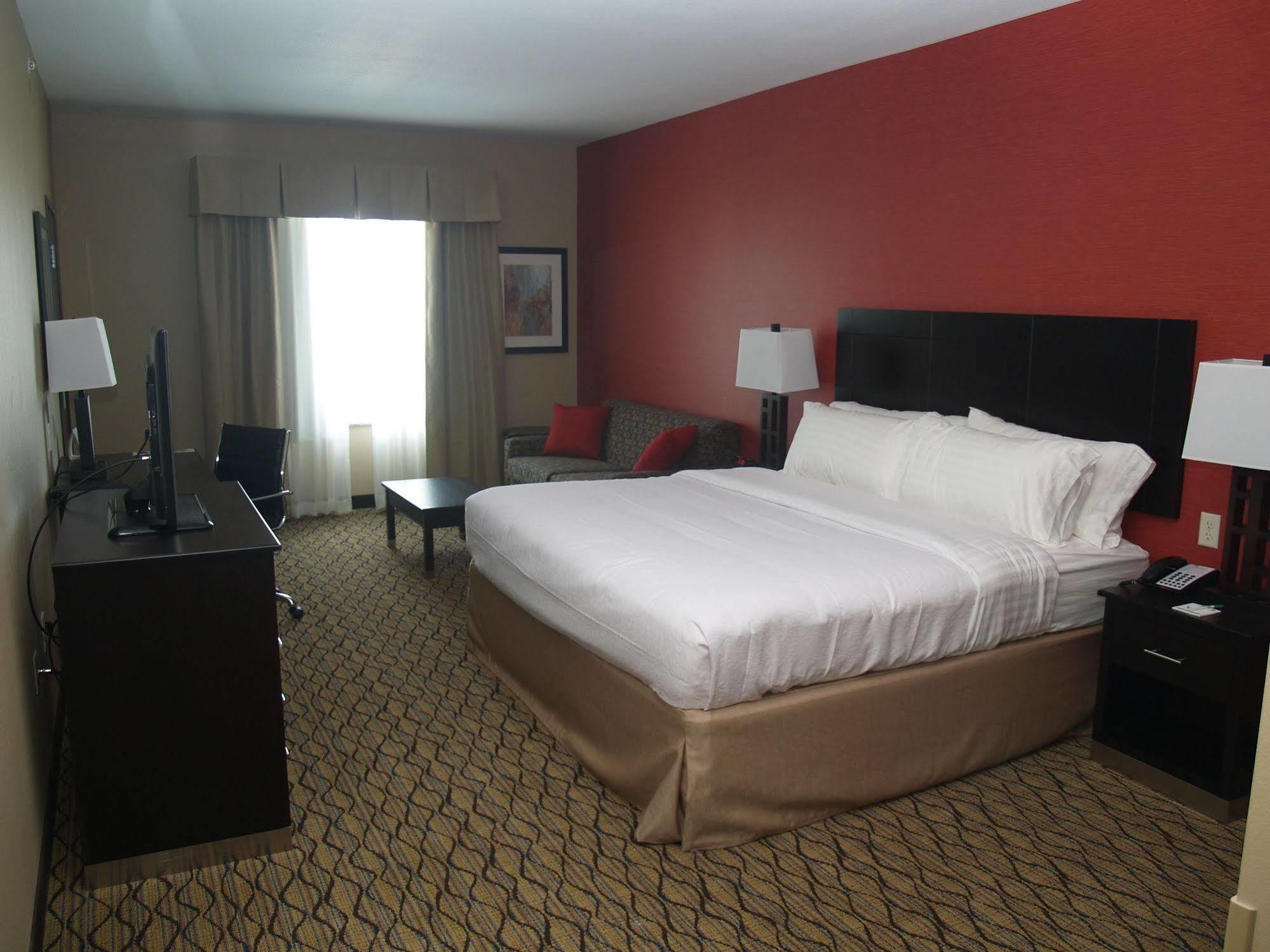 Holiday Inn Salina By Ihg Екстериор снимка