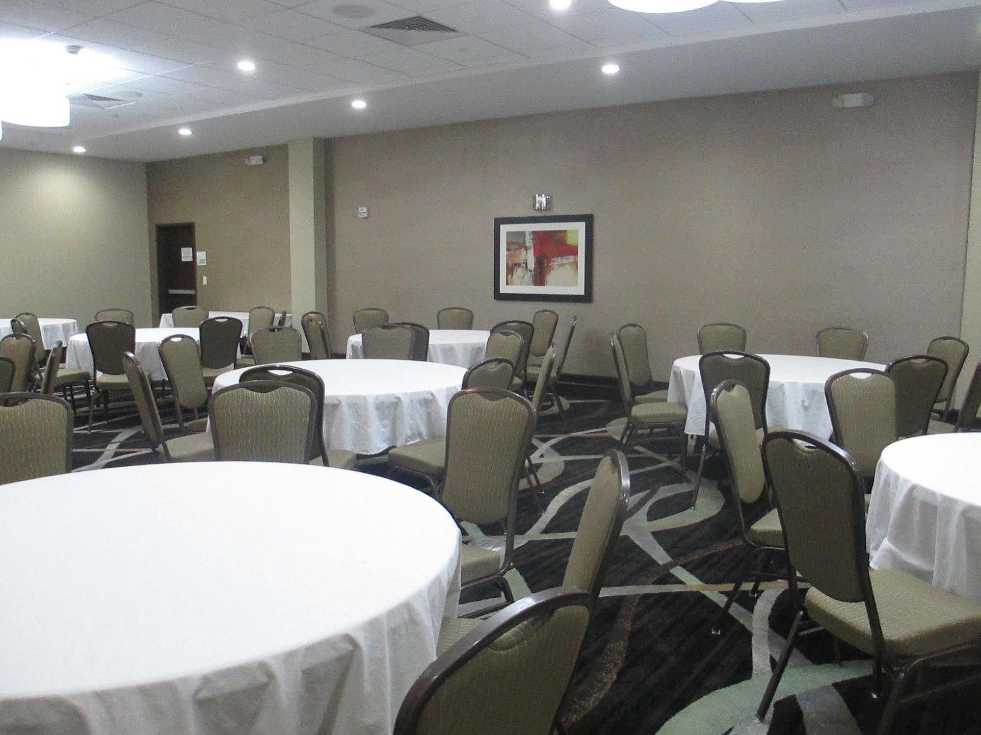Holiday Inn Salina By Ihg Екстериор снимка