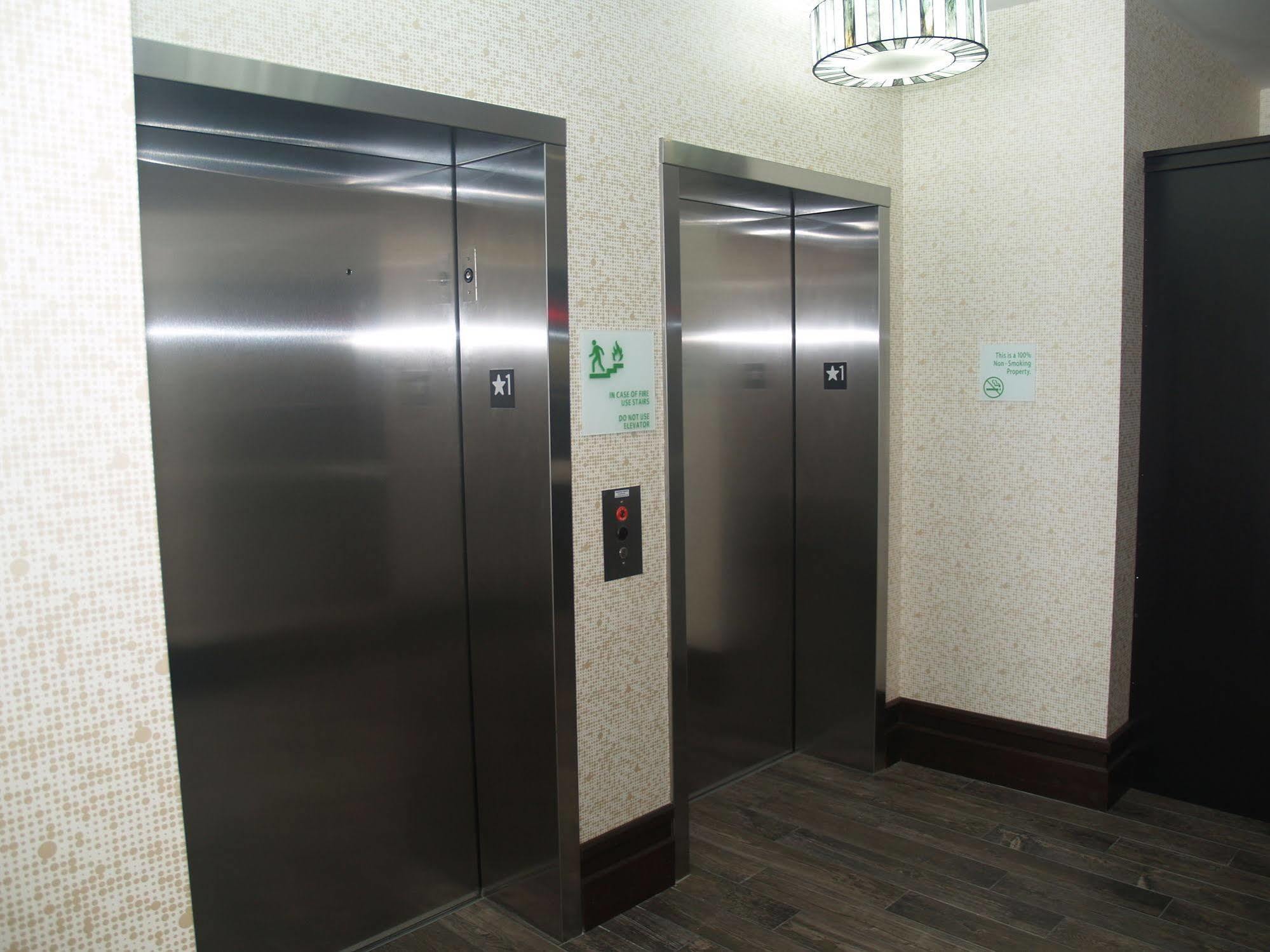 Holiday Inn Salina By Ihg Екстериор снимка